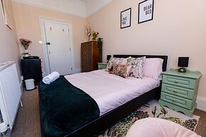 5-bed House With Distant sea Views in Plymouth