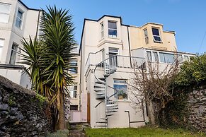 5-bed House With Distant sea Views in Plymouth