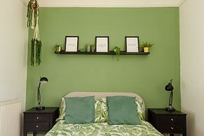 5-bed House With Distant sea Views in Plymouth