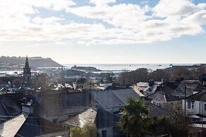 5-bed House With Distant sea Views in Plymouth