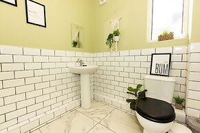 5-bed House With Distant sea Views in Plymouth