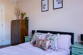 5-bed House With Distant sea Views in Plymouth