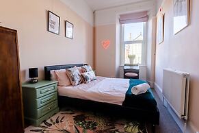 5-bed House With Distant sea Views in Plymouth