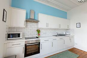 5-bed House With Distant sea Views in Plymouth