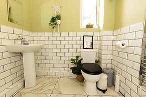 5-bed House With Distant sea Views in Plymouth