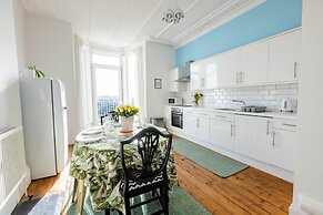 5-bed House With Distant sea Views in Plymouth