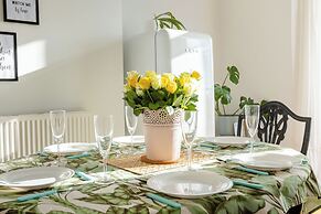 5-bed House With Distant sea Views in Plymouth