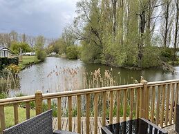 Beautiful and Tranquil Lakeside Lodge - Sleeps 5