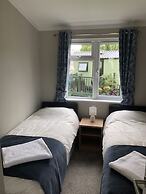 Beautiful and Tranquil Lakeside Lodge - Sleeps 5