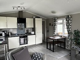 Beautiful and Tranquil Lakeside Lodge - Sleeps 5