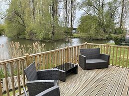 Beautiful and Tranquil Lakeside Lodge - Sleeps 5