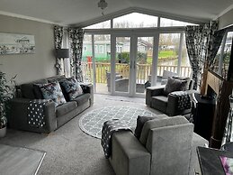 Beautiful and Tranquil Lakeside Lodge - Sleeps 5
