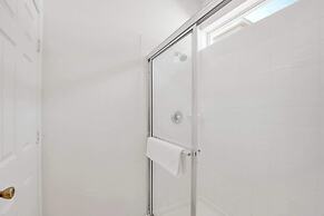 Vibrant Home With Spacious Pool Home and Free Waterpark! #5wh723