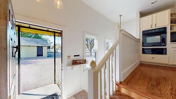 Mulberry Place: A Charming Cottage Near Old Town!