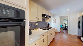 Mulberry Place: A Charming Cottage Near Old Town!