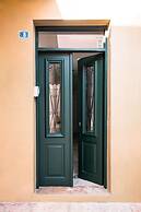 House 8 - Heart of Old Town w Parking