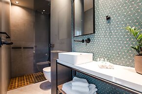 House 8 - Heart of Old Town w Parking