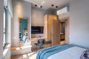 House 8 - Heart of Old Town w Parking