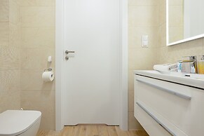 Nadbrzezna Apartments by Renters