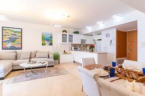 DeluxeApartment with Views of the Marina