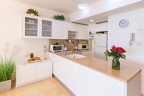 DeluxeApartment with Views of the Marina