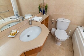 DeluxeApartment with Views of the Marina