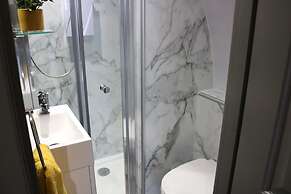 Glampods - 5 Berth Glamping Pod Elgin