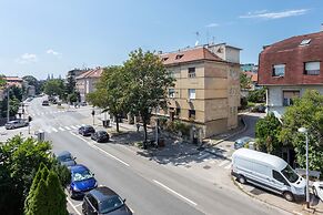 Bright and Cozy Duplex Near City Center