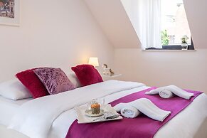 Bright and Cozy Duplex Near City Center