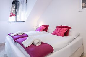 Bright and Cozy Duplex Near City Center