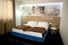 Spacious Serviced Apartment - Free Parking - Breakfast