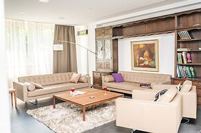 Luxury Apartment in Beautiful Neighborhood