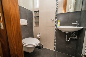 Luxury Apartment in Beautiful Neighborhood