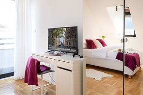 Cozy and Bright Duplex Near City Center