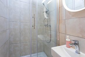 Cozy and Bright Duplex Near City Center