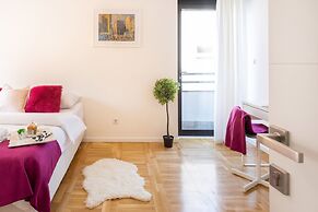 Cozy and Bright Duplex Near City Center