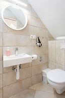 Cozy and Bright Duplex Near City Center