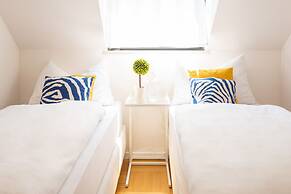 Cozy and Bright Duplex Near City Center