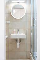 Cozy and Bright Duplex Near City Center