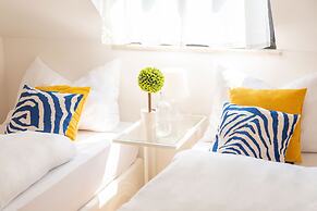 Cozy and Bright Duplex Near City Center