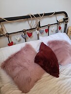 Charming 2-bed Cottage on Outskirts of Beverley