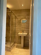 1-bed Unit 10 Minute Drive From Hellfire Caves