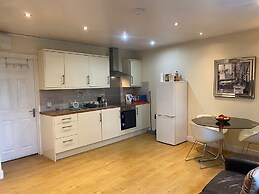 1-bed Unit 10 Minute Drive From Hellfire Caves