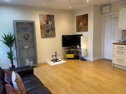 1-bed Unit 10 Minute Drive From Hellfire Caves