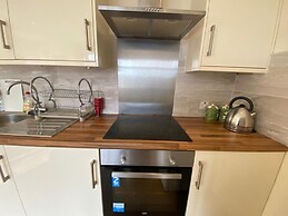 1-bed Unit 10 Minute Drive From Hellfire Caves