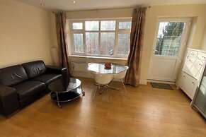 1-bed Unit 10 Minute Drive From Hellfire Caves