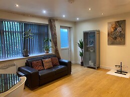 1-bed Unit 10 Minute Drive From Hellfire Caves