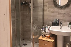 1-bed Unit 10 Minute Drive From Hellfire Caves