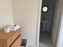 1-bed Unit 10 Minute Drive From Hellfire Caves