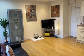 1-bed Unit 10 Minute Drive From Hellfire Caves